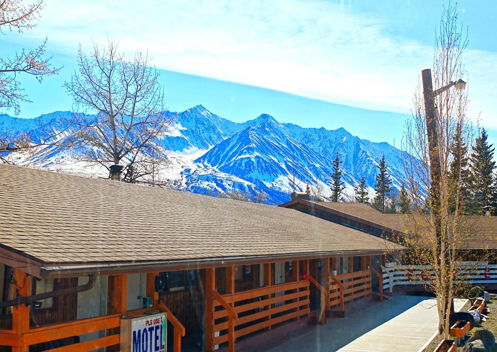 Cozy Corner Motel & Restaurant Haines Junction Exterior photo